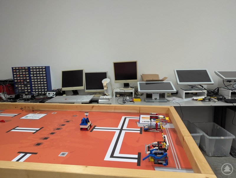 Computer? Roboter? Digitalisierung? Im JECC gehören die Innovationen von morgen schon heute zum Alltag der Kinder und Jugendlichen. Selbst programmierte Roboterfahrzeuge stehen auf einer bunten Tischplatte vor Computerbildschirmen