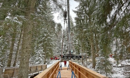 Neue Brücke über die Schwarzach erfolgreich eingehoben