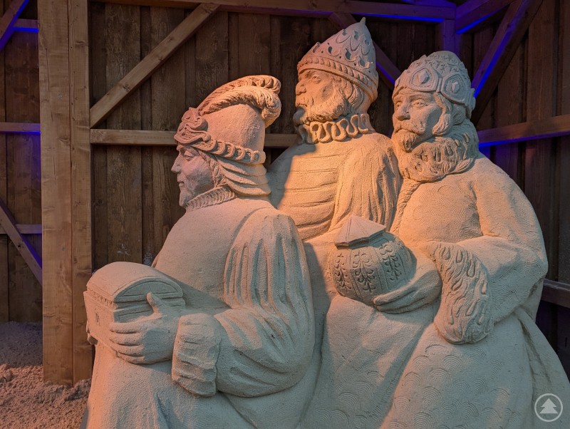 Jiří Kašpars Meisterwerk aus Sand zeichnet sich neben seiner Größe auch durch beeindruckende Details aus. Heilige Drei Könige als Krippenfiguren aus Sand