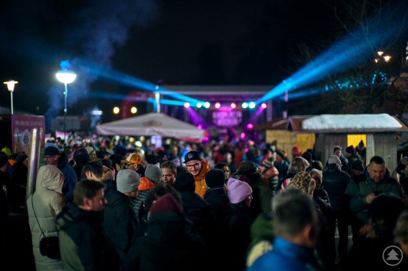 Ausgelassene Stimmung bei der großen Après-Ski-Party am Bodenmaiser Hallenbad mit mehreren hundert Besuchern. Abendliche Après-Ski-Party mit vielen Menschen vor einer beleuchteten Bühne. Bunte Lichteffekte und dichte Menschenmengen sorgen für ausgelassene Stimmung.