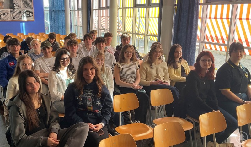 Erklärung komplexer physikalischer Prozesse Referent erklärt ein Experiment zur Plasmaerzeugung vor der Klasse