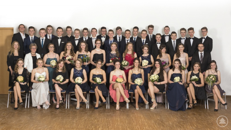 Gruppenbild der Tanzschüler mit Tanzlehrer Sebastian Atzesdorfer (2. R. rechts), den Klassleitern Benjamin Greiner und Christina Götzer (2. und 3. R. links) und Mittelstufenbetreuerin Ellen Kronschnabl (2. R., 2. v. li.)