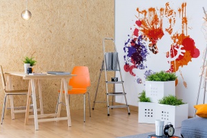 Farbenfrohes Graffiti im Interieur oder praktische Wandsticker