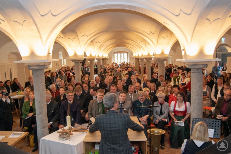 Vor 400 geladenen Gästen im vollbesetzten Gewölbesaal hielt Kultusminister Bernd Sibler seine Festrede.