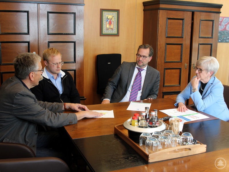 Landrätin Rita Röhrl freute sich über den Besuch des Staatssekretärs Florian Pronold (3.v.li.). Zusammen mit Kämmerer Franz Baierl (li.) und Klimaschutzmanager Andreas Ritzinger nahm sie das Zertifikat entgegen.