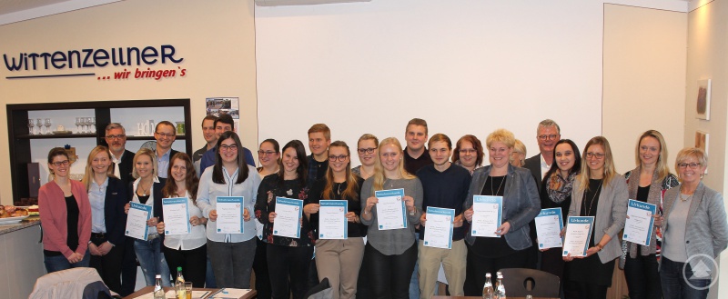 Zum Abschluss bekamen alle teilnehmenden Azubis eine Urkunde. 