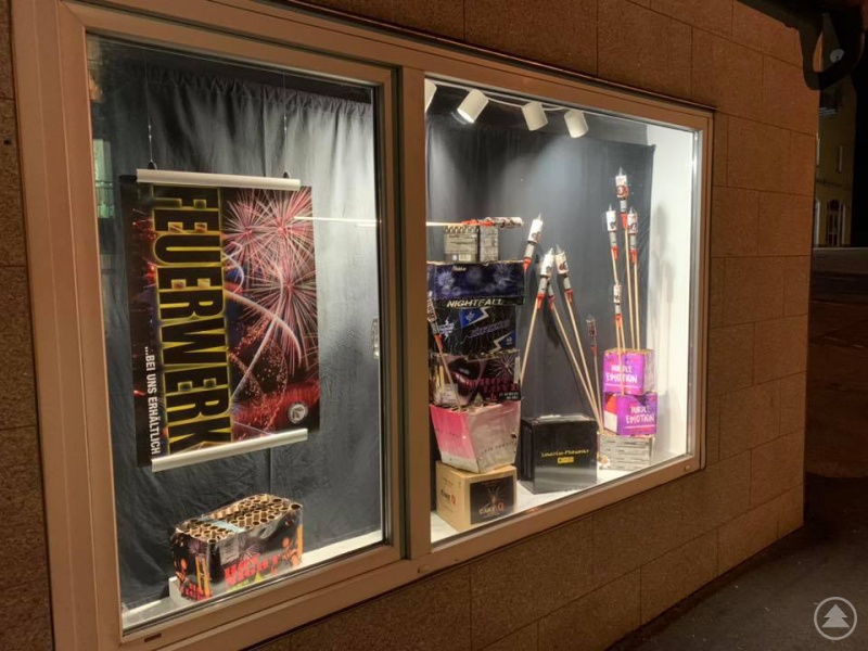 Schaufenster in Grafenau mit bereits abgebrannten Feuerwerken