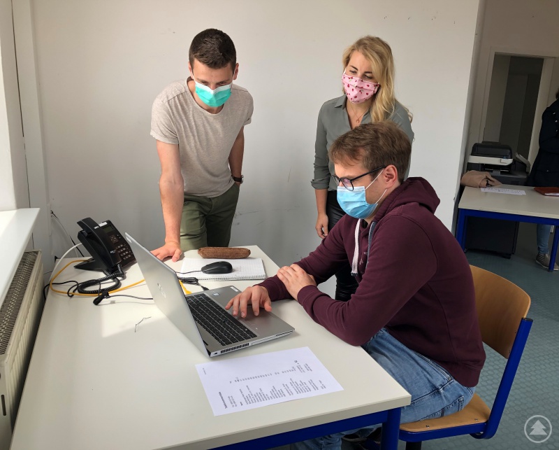 (von links nach rechts): Zwei Anwärter aus dem Contact-Tracing-Team Jonas Benzinger und Christoph Dachl mit Containment Scout Shari Paetzke