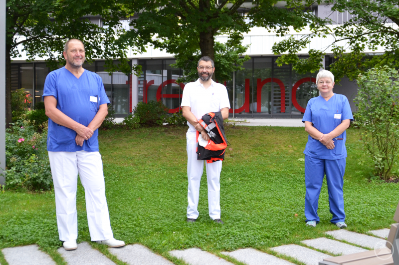 Die Anästhesisten Chefarzt Ernst-Jürgen Korritter, Lt. Oberarzt Dr. Walter Stadlmeyer und Lt. Oberärztin Dr. Irina Wiederer dürfen nun angehende Ärzte zum Facharzt in der Anästhesie weiterbilden.