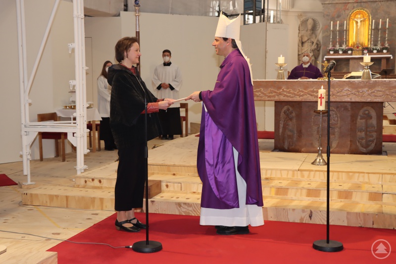 Bischof Dr. Stefan Oster (SDB) überreicht der neuen Diözesan-Caritasdirektorin Mag.a (FH) Andrea Anderlik, MSc, die Ernennungsurkunde. 