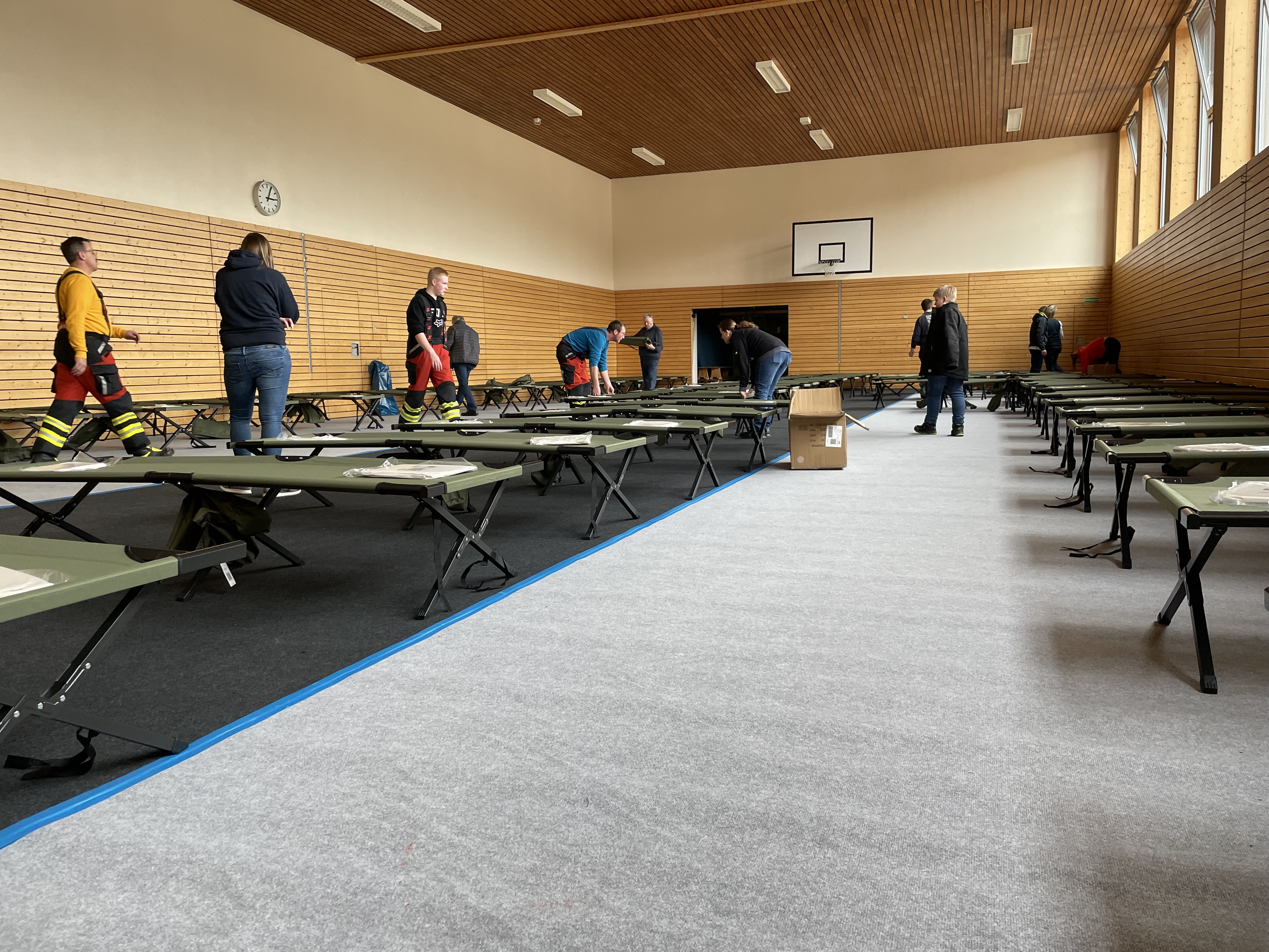 Viele Freiwillige halfen am Donnerstag mit, um Fest- und Turnhalle innerhalb kürzester Zeit zur Notunterkunft umzufunktionieren.