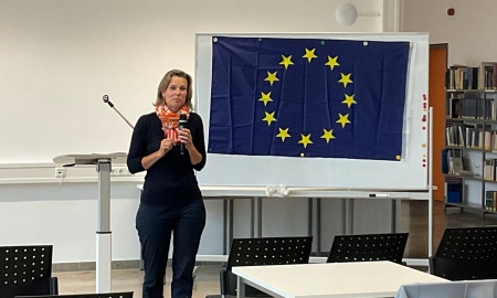 „Back to school“ – Schulpatin Katharina von Schnurbein besucht das LLG