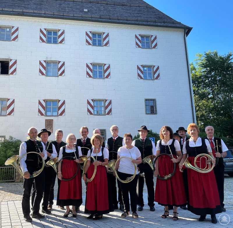 Die Wolfsteiner Jagdhornbläser vor Schloss Wolfstein.