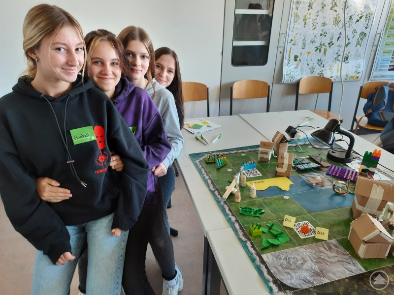 Sichtlich stolz präsentierten die Grafenauer Realschülerinnen das Projekt ihres fertigen nachhaltigen Dorfes.