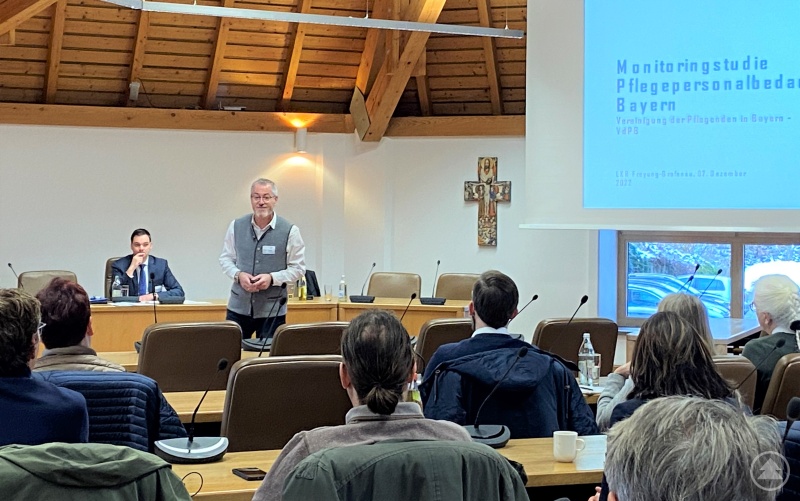 Erkannte interessante Besonderheiten im pflegerischen Regionalprofil im Landkreis Freyung-Grafenau: Michael Wittmann, Geschäftsführer der Vereinigung der Pflegenden in Bayern, bei seinem Vortrag.