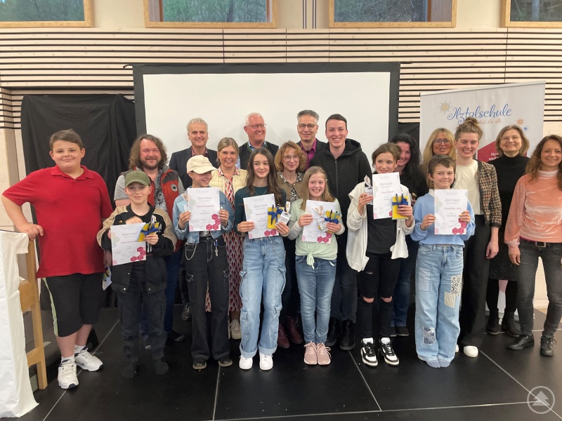 Geschafft: die Schüler*innen der Ilztalschule jubelten nach der Präsentation ihrer „Kleinen Arbeiten“ und bahnten sich damit den Weg in die Jugendschule