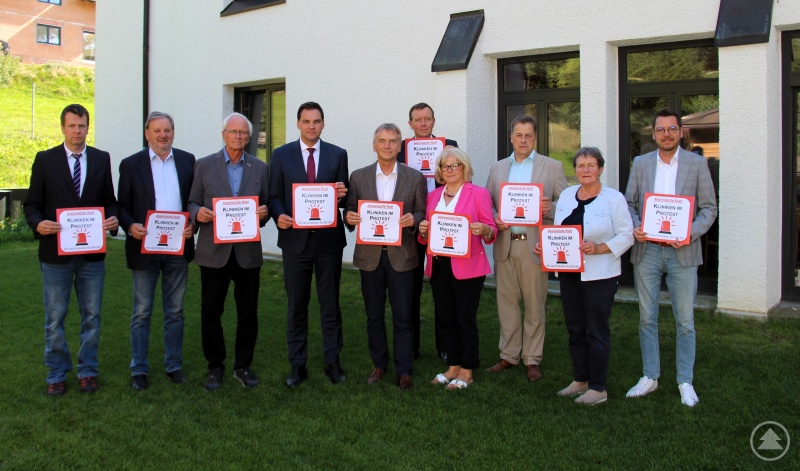 Um auf diese prekäre Situation für die Kliniken im Landkreis aufmerksam zu machen und eine Lösung her-beizuführen, unterstützt der Aufsichtsrat der Kliniken, auf Vorschlag von Landrat Sebastian Gruber (4. v. links), die Protestaktion "Alarmstufe Rot".