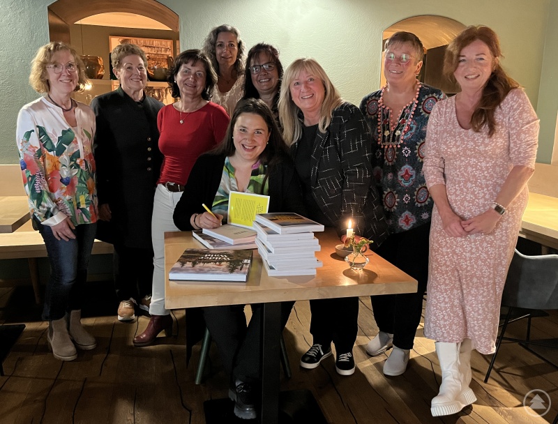 Die wild&weiblich-Unternehmerinnen mit ihrer Vorsitzenden Roswitha Prasser (3.v.r.) freuten sich nach dem Interview über das handsignierte Buch „Zusammenwachsen“ der Autorin Alexandra von Poschinger.