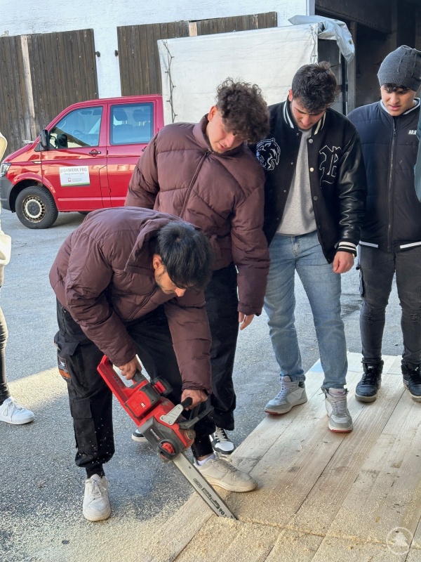 Die Jugendlichen vom BVJ-Orientierungsprojekt und deren Anleiter am Caritas Zentrum Arbeit und Beschäftigung (ZAB) in Freyung bei der Werkstattwoche „Holz“.