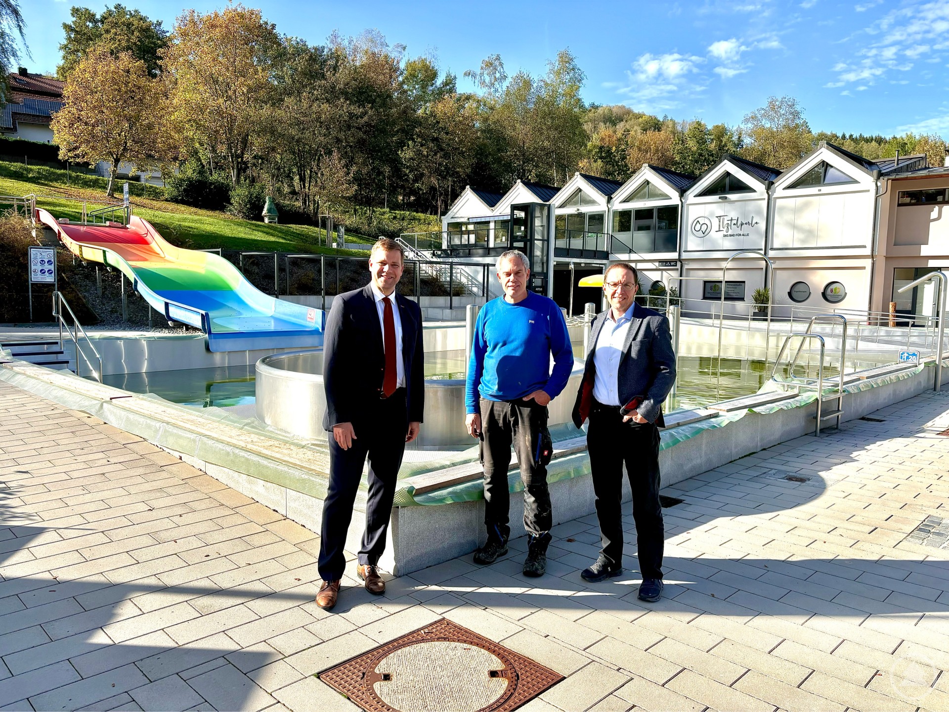 Blickten auf eine äußert erfolgreiche Badesaison zurück: Bezirkstagspräsident Dr. Olaf Heinrich (re.), Bademeister Peter Haselsteiner und Bürgermeister Gerhard Poschinger (li.) vor dem Inklusionsbecken der Perlesreuter Ilztalperle.