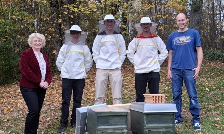 Ein süßes Projekt: Honig aus der Schule – SPD-Bundestagsabgeordnete Rita  Hagl-Kehl besichtigt die Schulimkerei des Gymnasiums Freyung