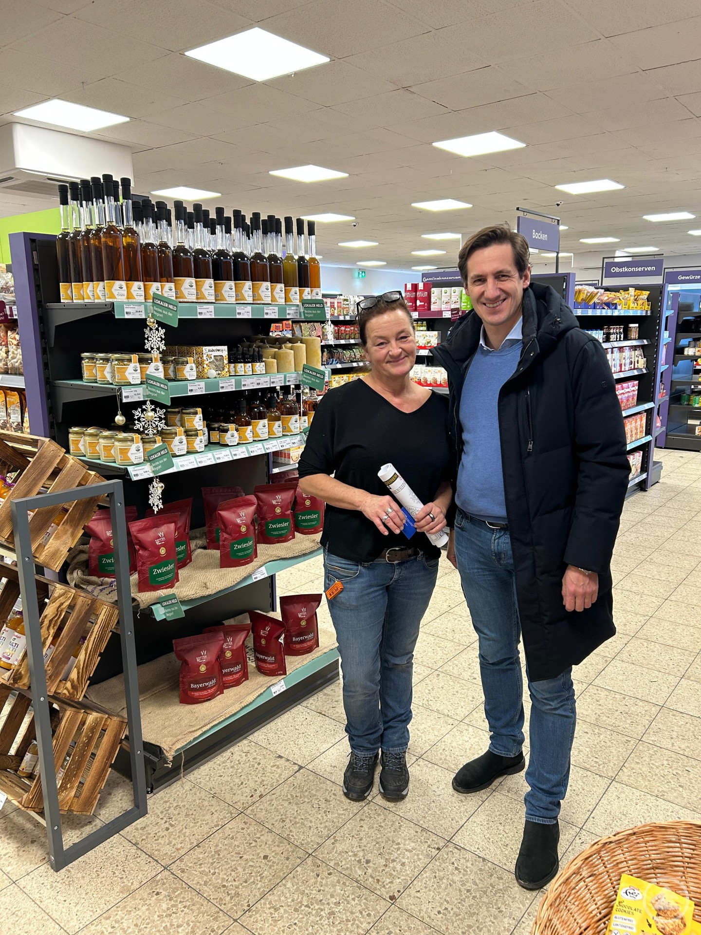 MdL Dr. Stefan Ebner machte sich selbst ein Bild von der Enso-Filiale in Frauenau und tauschte sich dort mit der Leiterin Andrea Peschl aus.