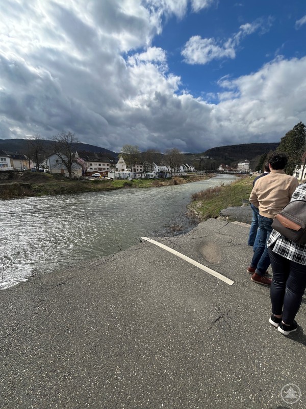 Selbst über 3 Jahre nach der Flutkatastrophe sieht man die Zerstörungen noch: Straßen und Brücken wurden einfach weggerissen, die Straße führt ins Nichts. Bild 2 - Aspen - Ahrtal 2.jpg