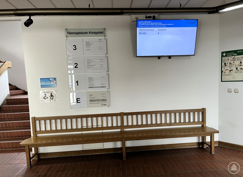 Im gewohnten Wartebereich für die Kfz-Zulassungsstelle erfährt man über einen Monitor, wenn man an der Reihe ist. Und an welchen Schalter man muss. MM 2025-02-25 Neue Aufrufanlagen optimieren den Service in Kfz-Zulassung- und Führerscheinstelle Monitor Zulassungsstelle.JPG