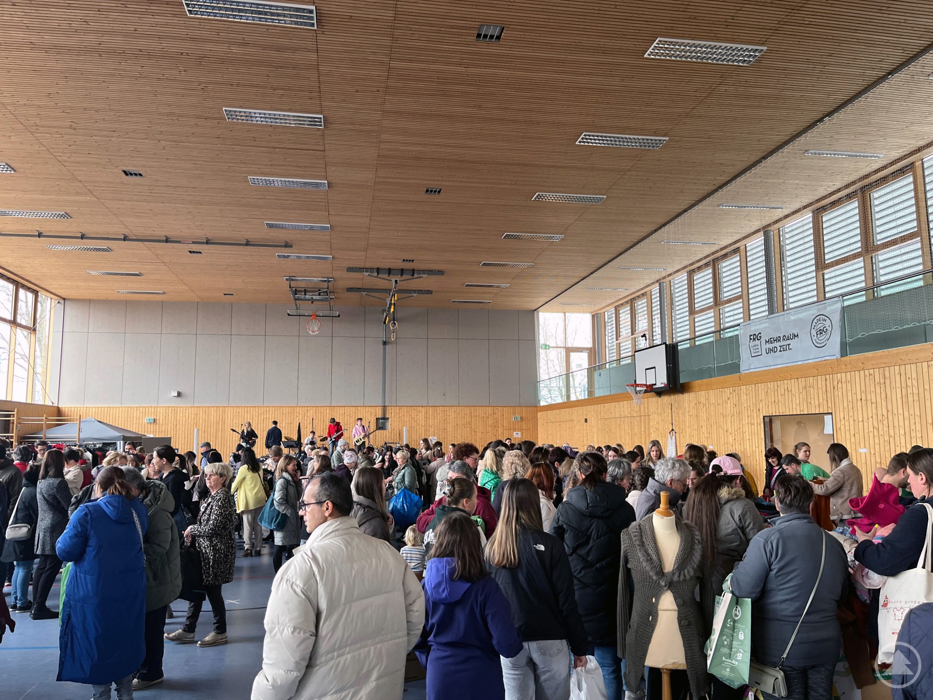 Viele Besucher bei der Kleidertauschparty des KJR