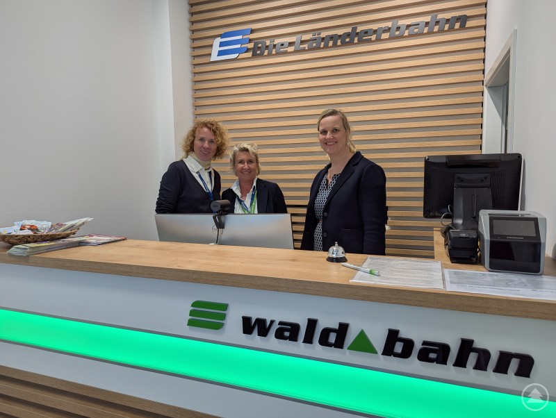 Neues Kundencenter, gewohnt guter Rat: Circa 300 bis 400 Beratungsgespräche pro Monat finden am Gleis 1 statt - Tendenz steigend Neueröffnung Kundencenter der Waldbahn am Deggendorfer Hauptbahnhof