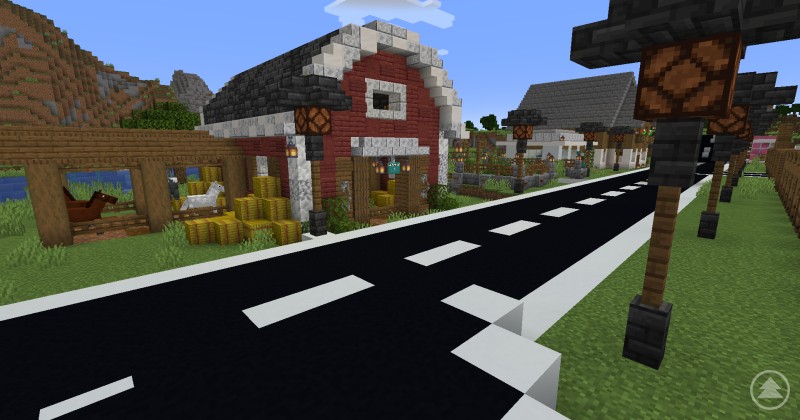 Ein traditionell gestalteter Bauernhof in Minecraft mit Stallungen für Pferde, Heuballen und einer roten Scheune an einer Straße.