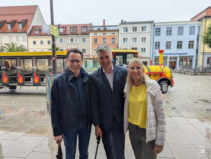 Ließen sich die erste Rundfahrt in 2025 nicht entgehen: Dr. Christian Moser, Andreas Höhn und Renate Wasmeier (von links) Dr. Christian Moser, Renate Wasmeier und Andreas Höhn vor der Deggendorfer Bimmelbahn