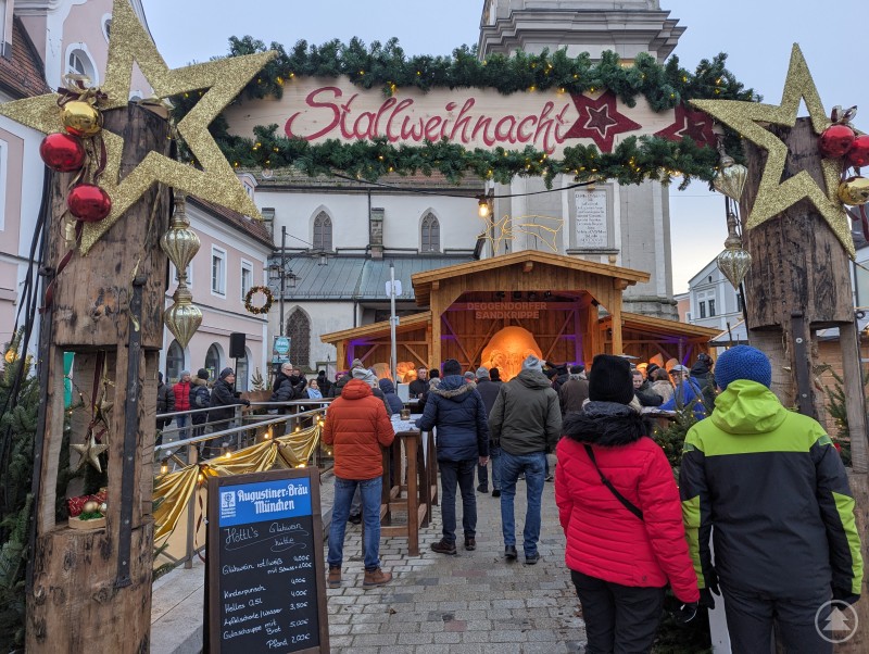 Stallweihnacht mit Deutschlands größter Sandkrippe im Hintergrund