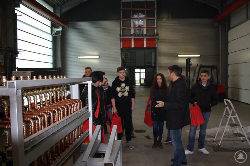Hochmoderne Glasöfen und Schmelzanlagen für Glas fertigt die IWG Ingenieurbüro Wagenbauer GmbH für Firmen rund um den Globus. Bei der Ausbildungstour lernten die Jugendlichen das Firmengelände kennen. Foto: Lang