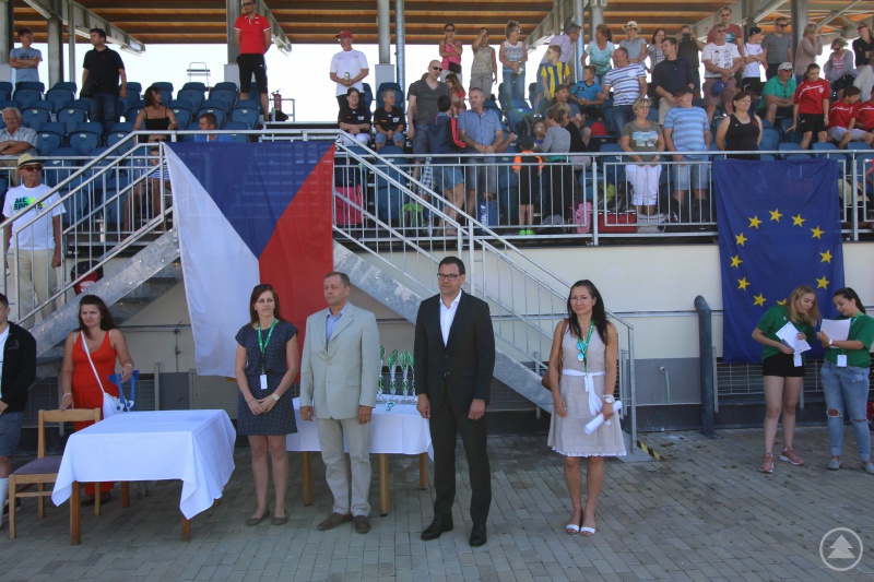 Die Mannschaften vor der Haupttribüne bei der Eröffnung des Turniers durch Landrat Sebas-tian Gruber, Landkreis Freyung-Grafenau (2. v. re.) und Vizebürgermeister der Stadt Třeboň, Josef Pindroch (3. v. re.)