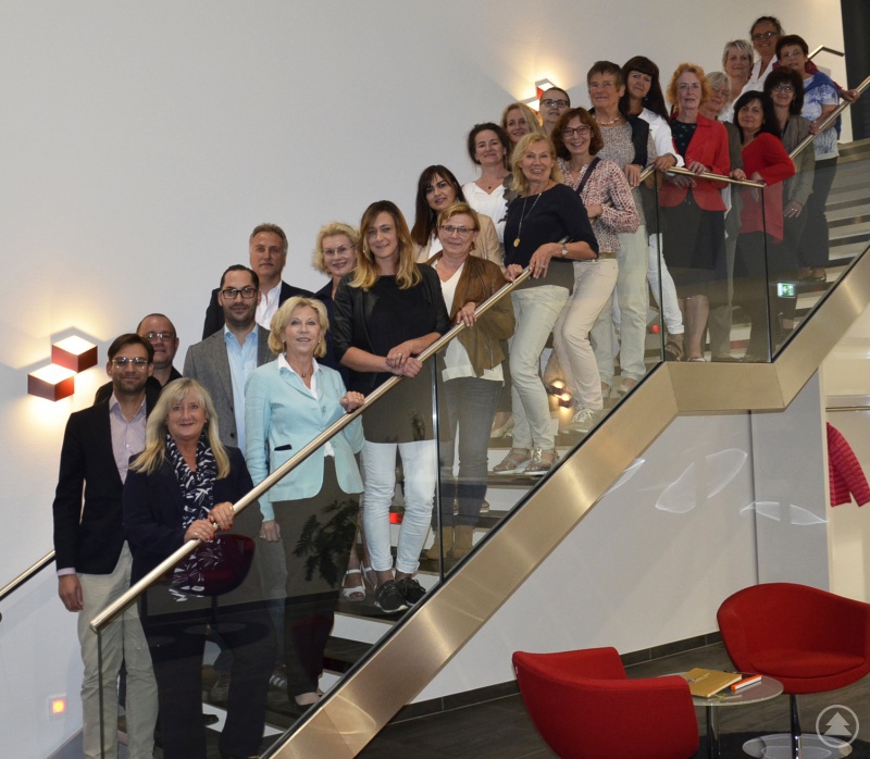 Waren von dem Unternehmerinnentreff im neuen Firmengebäude der AVS Römer GmbH begeistert: Vereinsvorsitzende Roswitha Prasser (v.l.), Firmeninhaberin Gabriela Römer und die Unternehmerinnen und Gäste des Vereins wild&weiblich. Sie wurden durch die Firma geführt von Dr. Korbinian Gruber (v.l.), Udo Kronawitter, Christoph Cegla, und Peter Podhorodeski.