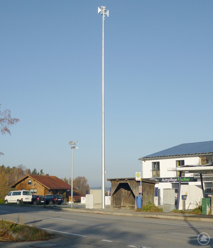 Die neue Sirene befindet sich direkt an der Bushaltestelle in Patriching.