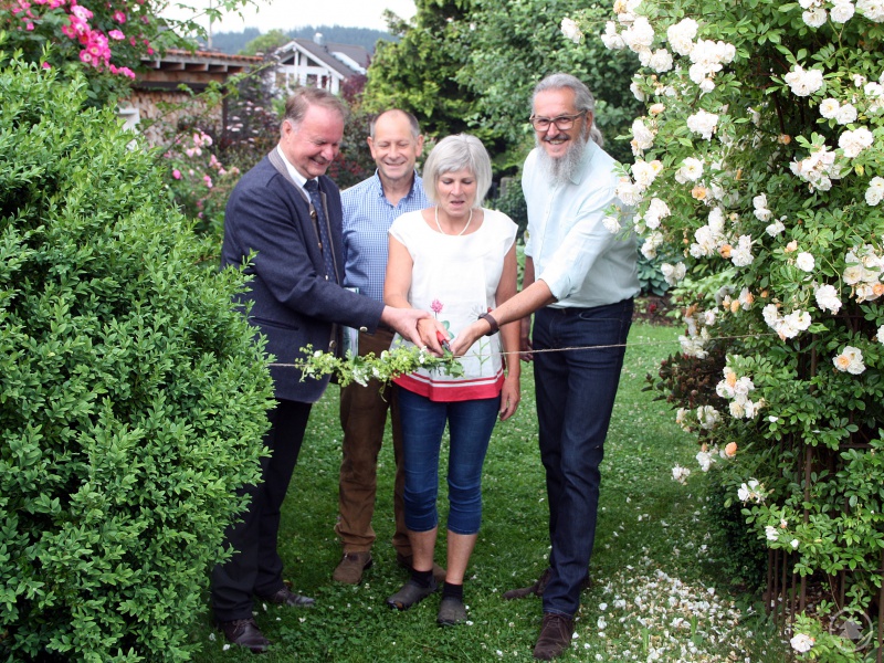Der stellvertretende Landrat Willi Killinger (v.li.), Alois Kroner, Sabine Wühr und Klaus Eder, Kreisfachberater für Gartenkultur und Landespflege, durchschnitten das Eröffnungsband.
