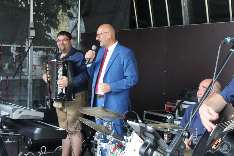 Mit einem Ständchen begrüßte Manfred Eibl, der Vorsitzende der ILE Ilzer Land die neue Bühne im Ilzer Land.