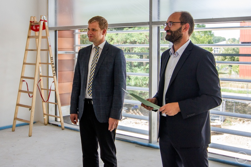 Stefan Singer vom Referat für Bauangelegenheiten des Bezirks führte durch das neue Gebäude der Sozialverwaltung und erläuterte den Verlauf der Bauarbeiten, im Bild rechts Bezirkstagspräsident Dr. Olaf Heinrich.