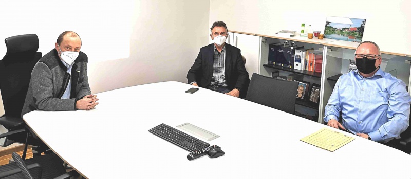 Bürgermeister Franz Langer (links) und Bauamtsleiter Herbert Geisberger (rechts) informieren MdL Walter Taubeneder (Mitte) über die Digitalisierungsprojekte des Marktes Windorf. Die Kommune hatte zuletzt als einzige im Landkreis Passau staatliche Fördermittel im Rahmen des Programms „Digitales Rathaus“ erhalten.