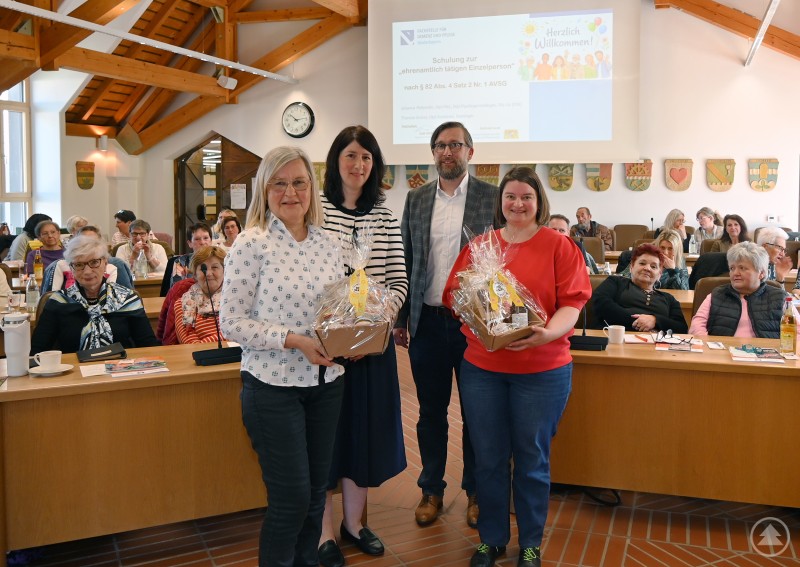 Die Kreisseniorenbeauftragte Nicole Polleichtner (2. v. l.) zeigt sich gemeinsam mit den Referentinnen der Fachstelle, Johanna Myllymäki und Theresa Grüner (vorne, v. l.), sowie Sachgebietsleiter Christian Fiebig erfreut über das große Interesse am Schulungsangebot. Gruppenfoto im Sitzungssaal des Landratsamtes Freyung-Grafenau mit Organisatoren und Referentinnen der Schulungsreihe für ehrenamtlich tätige Einzelpersonen vor zahlreichen Teilnehmenden.