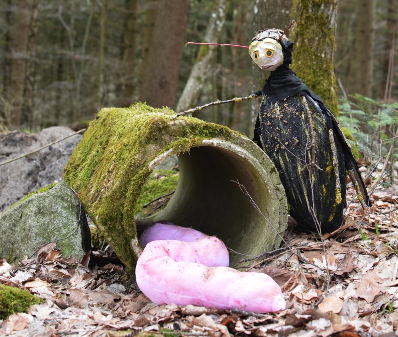 Regenwurm Rudi und Urwaldreliktkäfer Karl Friedrich helfen der Waldforscherin im Theaterstück „Im Wald“.