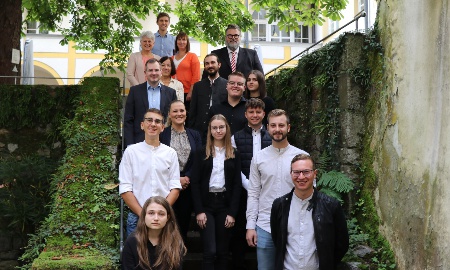 12 neue Auszubildende und Beamtenanwärter bei der Stadtverwaltung