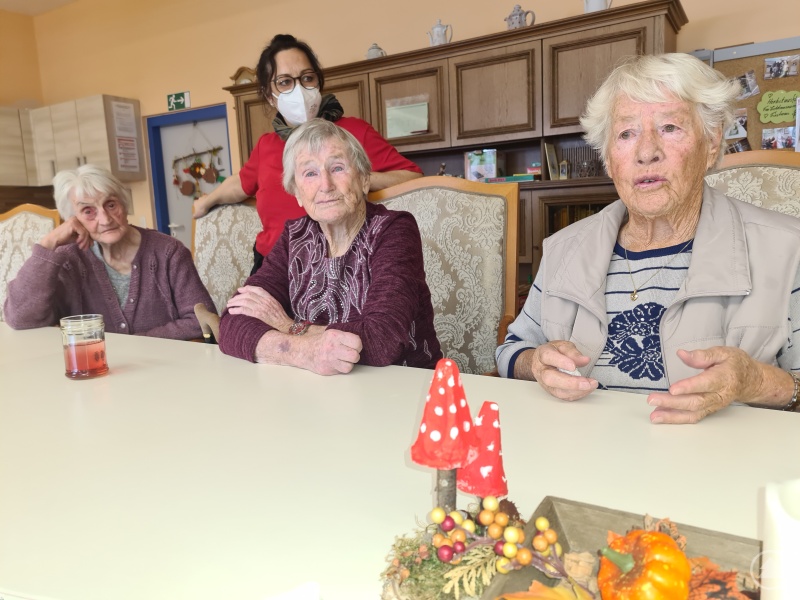 Sind unverbindlich zum Schnuppen in der SENTA-Mauth vorbeigekommen (v.li.): Erika Segl, Anna Schrottenbaum und Therese Blöchl. Dahinter die SENTA-Betreuungskraft Michaela Ranzinger.