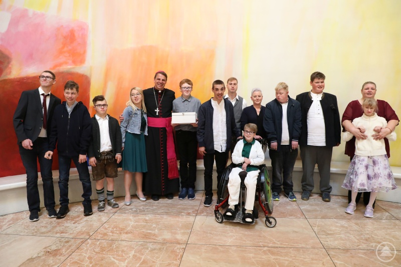 Bischof Stefan Oster im Kreise der elf Firmlinge der St. Ulrich Schule, Pocking.