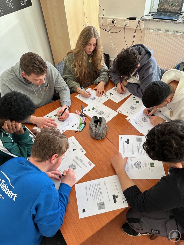 Die Jugendlichen vom BVJ-Orientierungsprojekt und deren Anleiter am Caritas Zentrum Arbeit und Beschäftigung (ZAB) in Freyung bei der Werkstattwoche „Holz“.