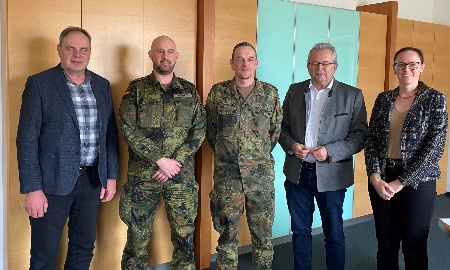 „Eine große Wertschätzung für die Bundeswehr“: Abschieds- und Antrittsbesuch bei Landrat Laumer zum Wechsel des Kommandeursposten beim Panzerpionierbataillon 4 in Bogen