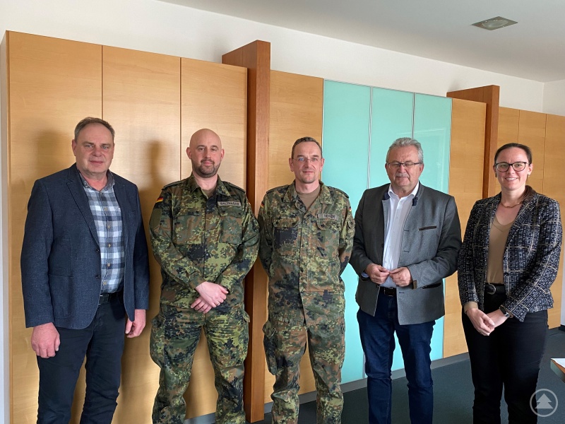 Helmut Steinbauer (Landratsamt Straubing-Bogen, zuständig für Katastrophenschutz), Oberstleutnant Florian Balthasar, Oberstleutnant Ingolf Seifert, Landrat Josef Laumer und Regierungsdirektorin Stephanie Aumer (von links).