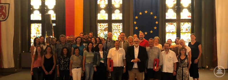 Oberbürgermeister Jürgen Dupper (1. Reihe, 4. v. l.) heißt die Marktverwaltung von Frontenhausen um den Ersten Bürgermeister Franz Gassner (1. Reihe, 5. v. l.) und den Zweiten Bürgermeister Franz Wimmer (1. Reihe, 3. v. l.) im großen Rathaussaal willkommen.